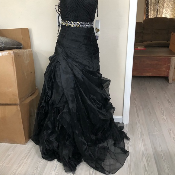 Black ruffled layers with train - Picture 10 of 14